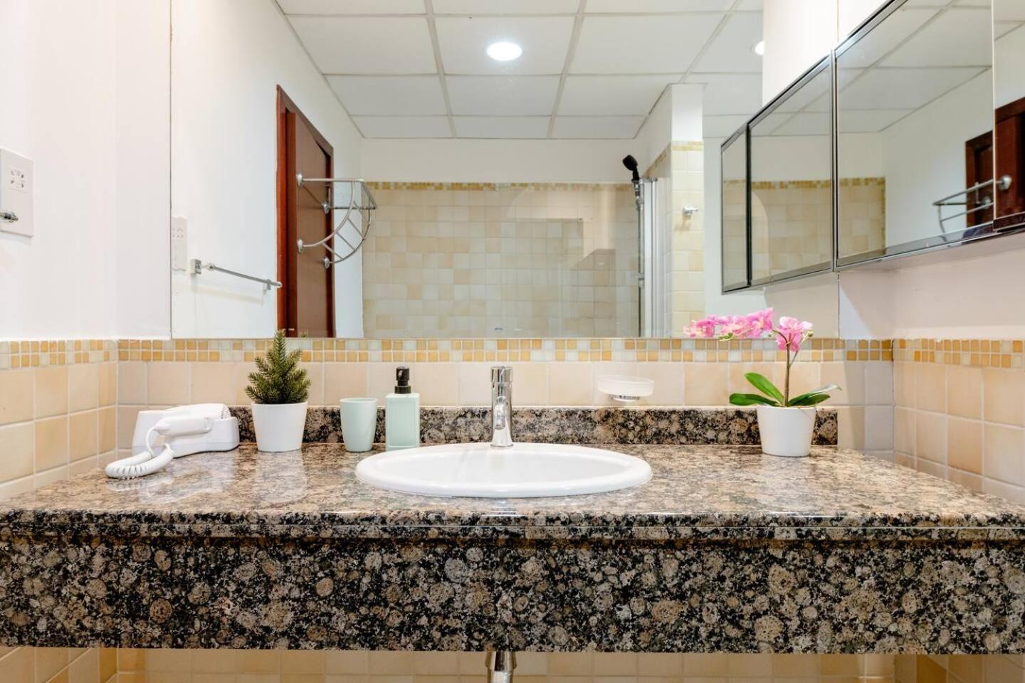 Moonlight Hostel Jbr - 2Min Walk To Jbr Beach - Gym - 2Min Metro Station - Poll Dubai Eksteriør billede